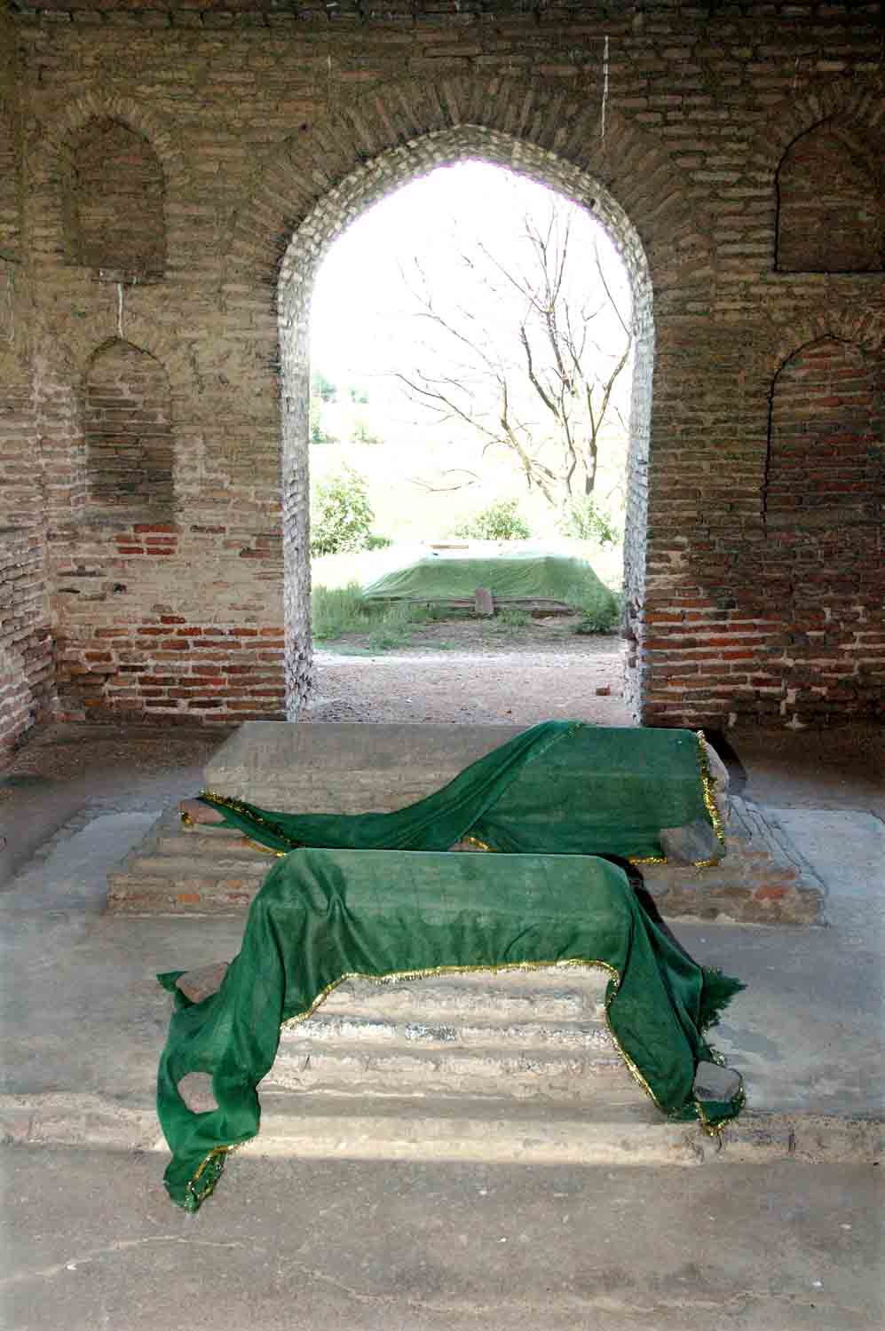 Tomb of Ustad, Talania