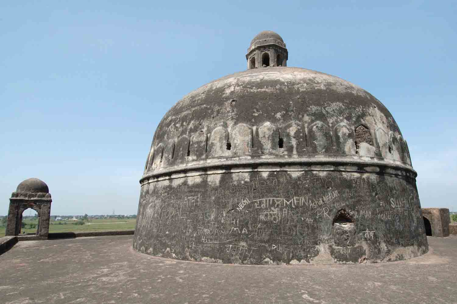 Tomb of Ustad, Talania