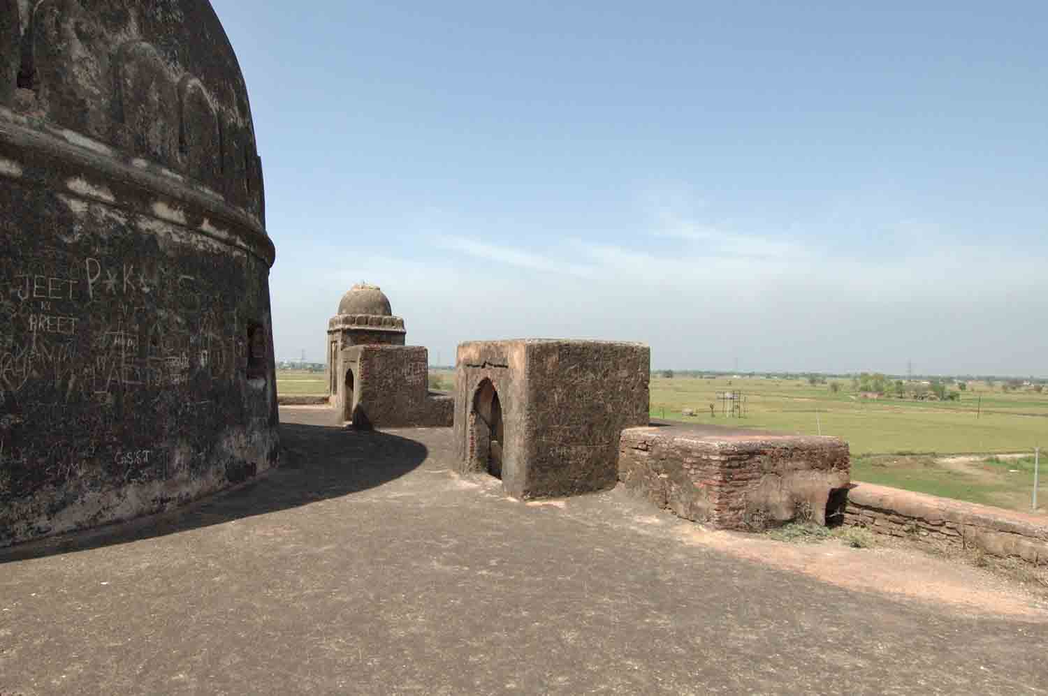 Tomb of Ustad, Talania