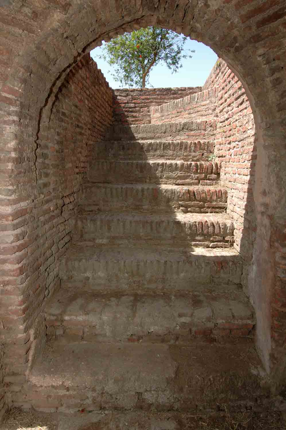 Tomb of Ustad, Talania