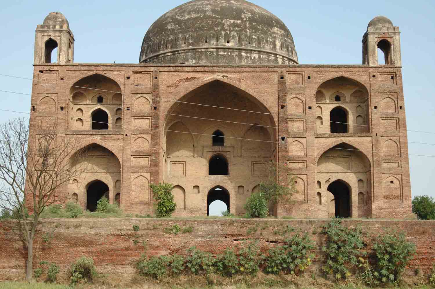 Tomb of Ustad, Talania