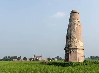 Kos Minar near Sarai Dakhni, Punjab