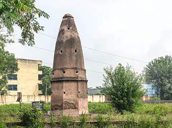 Kos Minar near Sarai Lashkar Khan, Punjab