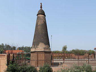 Kos Minar & Unidentified Tomb, Sikandra, UP