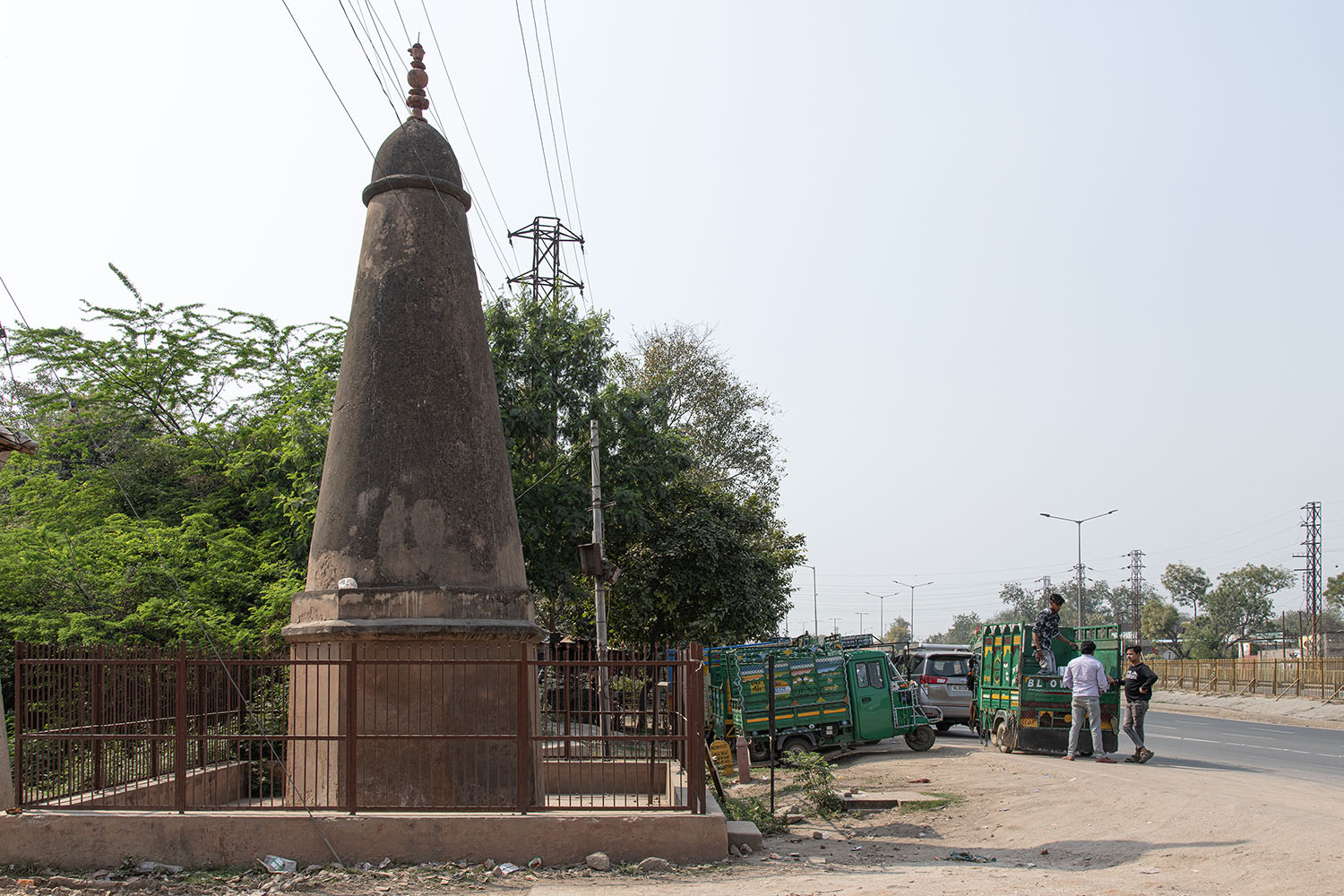 Kos Minar & Unidentified Tomb, Sikandra, UP